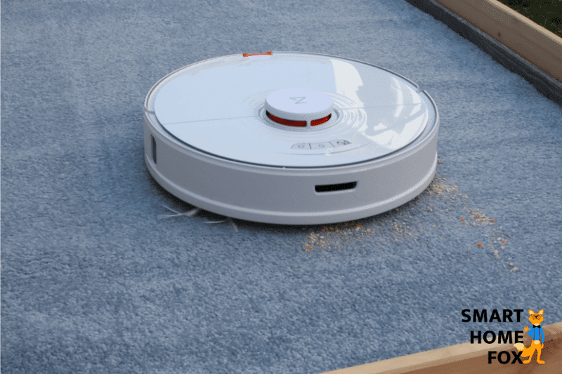 Roborock S7 reinigt Haferflocken auf einem hohen Teppich